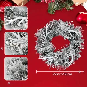 Details eines 56 cm Weihnachtskranzes mit weißen Geweihen, Zapfen und verschneiten Nadeln