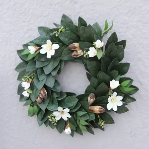 Corona de Navidad Artificial de Hojas de Magnolia Flores Blancas Vainas de Semillas Marrones Guirnalda Verde para Decoración de Pared Puerta Hogar