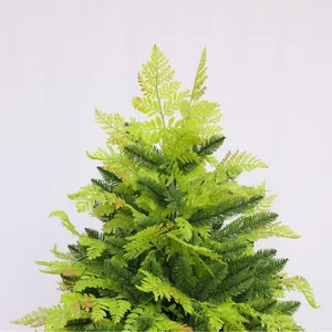 Dettaglio dell'albero di Natale realistico con aghi in PVC verde e fogliame misto