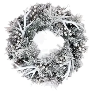 Beflockter Weihnachtskranz mit weißen Geweihen Tannenzapfen und gefrosteten Beeren Deko