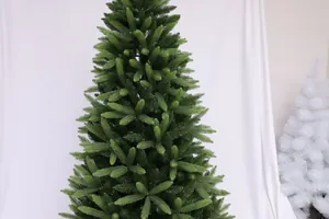 Detailaufnahme der dichten grünen PE und PVC Nadeln eines künstlichen Weihnachtsbaums