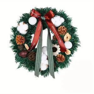 Couronne de Noël avec pommes de pin, coton et ruban Merry Christmas pour décoration
