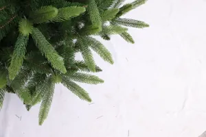 Detailansicht der dichten grünen PE- und PVC-Nadeln für künstliche Weihnachtsbäume