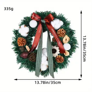 Détail de couronne de Noël montrant des pommes de pin, du coton et un ruban festif