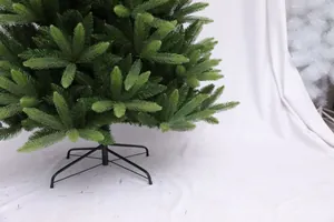 Detail von dichten PE PVC künstlichen Tannennadeln mit stabilem schwarzem Metallständer