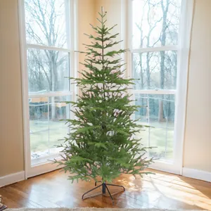 Detalle de agujas de PE densas de árbol de Navidad artificial con soporte de metal