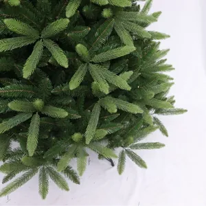 Üppiger künstlicher Weihnachtsbaum aus PE und PVC Mix mit realistischen braunen Zweigen