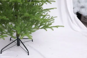 Vista detallada de ramas verdes de árbol de Navidad con soporte de metal negro firme