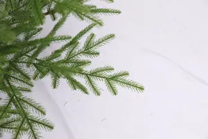 Detalle de agujas de pino de PE verde oscuro denso para un árbol de Navidad minimalista