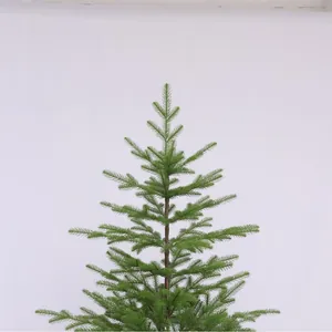 Árbol de Navidad realista de PE con agujas verdes y tronco marrón para decoración festiva