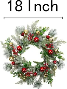 Détail d'une couronne de Noël de 18 pouces avec baies rouges, aiguilles et boules d'or