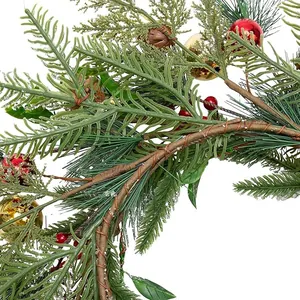 Couronne de Noël avec aiguilles de pin floquées, baies rouges et boules dorées sur blanc