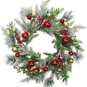 Couronne de Noël classique avec branches givrées, baies rouges et boules dorées