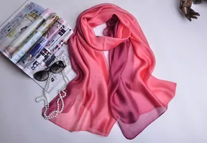 Detalle de una bufanda de seda con degradado rosa a púrpura y textura elegante