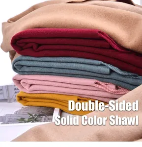 Dettaglio della sciarpa double face in finto cashmere multicolore con trama morbida e spessa