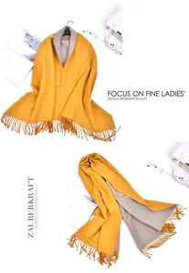 Dettaglio della sciarpa double face gialla e grigia effetto cashmere con frange
