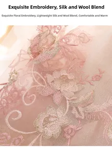 Detalle de bufanda de seda y lana con exquisitos bordados florales de alta calidad