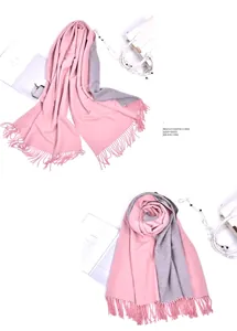 Dettaglio della sciarpa reversibile rosa e grigia in finto cashmere con frange