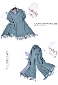 Dettaglio della sciarpa pashmina double-face verde salvia e grigio con frange