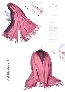 Dettaglio della sciarpa rosa e bordeaux effetto cashmere con frange e consistenza morbida