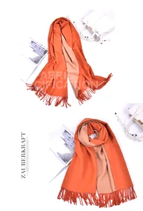 Dettaglio della sciarpa in finto cashmere double-face con blocchi di colore arancione e beige