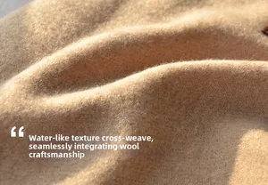 Makroaufnahme vom kamelfarbenen Wollschal mit Kreuzwebung und weich gebürsteter Textur