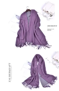 Dettaglio di sciarpa in cashmere viola double-face con fodera grigia e nappine