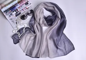 Textura detallada del pañuelo de seda con degradado de gris claro a violeta oscuro