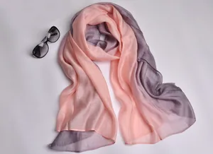Detalle de bufanda de seda con degradado rosa y gris púrpura con gafas de sol