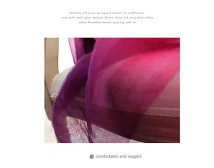 Détail de l'écharpe en soie dégradée sur une chaise montrant la texture magenta fin