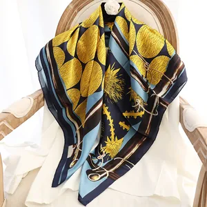 Elegante sciarpa di seta quadrata con pois gialli e motivi botanici blu di lusso