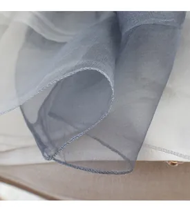 Gros plan des bords roulés fins et texture de la laine de soie bleu clair dégradé