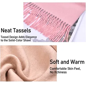 Dettaglio della sciarpa stile cashmere rosa e beige con texture morbida e frange