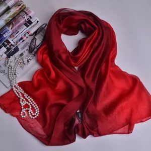 Pañuelo degradado rojo de seda y modal con accesorios elegantes para mujer