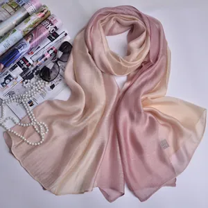 Pañuelo de seda degradado en rosa y champán con accesorios de moda sofisticados