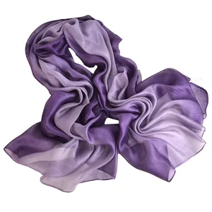 Elegante pañuelo de seda degradado morado para mujer con una textura ligera y translúcida