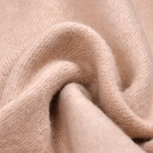 Sciarpa invernale beige in finta cachemire con trama a maglia morbida e spessa