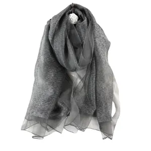 Elegante sciarpa grigia in seta mohair con bordi in tulle e spilla a fiore di camelia