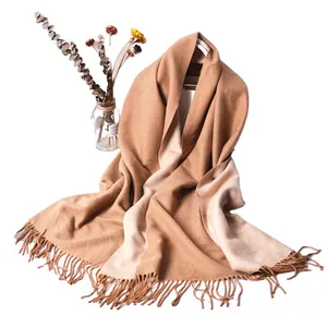 Sciarpa bicolore cammello e beige con eleganti frange su un semplice sfondo bianco