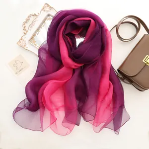Écharpe légère en soie et laine dégradée violet et rose pour femme au drapé élégant