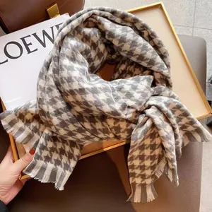 Écharpe classique à carreaux pied-de-poule gris et blanc en faux cachemire avec franges