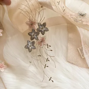 Écharpe élégante en soie champagne avec broderie florale sur fond en fausse fourrure
