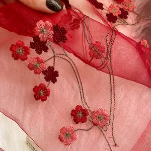 Châle rouge en soie et laine brodé avec motifs de fleurs de prunier et texture fluide