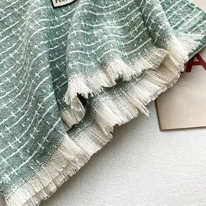 Sciarpa spessa in cashmere a quadri verde menta e bianco con dettagli di frange