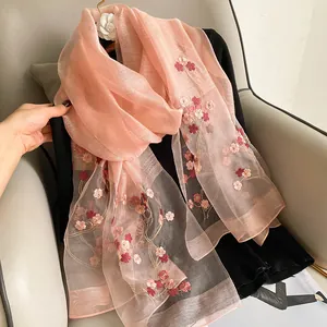 Écharpe élégante en soie et laine rose brodée de fleurs de prunier pour femmes