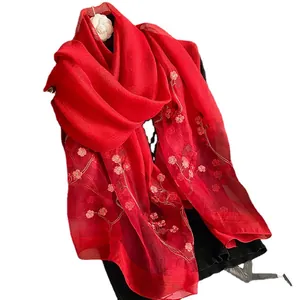Châle élégant en soie et laine rouge avec broderie de fleurs de prunier vintage