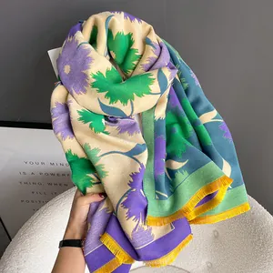 Détail d'une écharpe douce au toucher cachemire avec fleurs violettes et franges jaunes