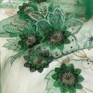Écharpe élégante en soie et laine verte avec broderie florale et détails perlés