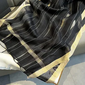 Élégante écharpe en soie noire avec des rayures dorées pour un style haut de gamme