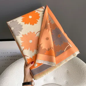 Écharpe à motif tournesol orange style cachemire avec des franges élégantes pour femme
